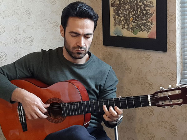 استاد بهادر آذریان  ، مدرس گیتار در آموزشگاه موسیقی سخن