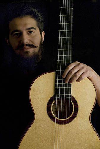 استاد محمد موذن ، مدرس گیتار در آموزشگاه موسیقی سخن 